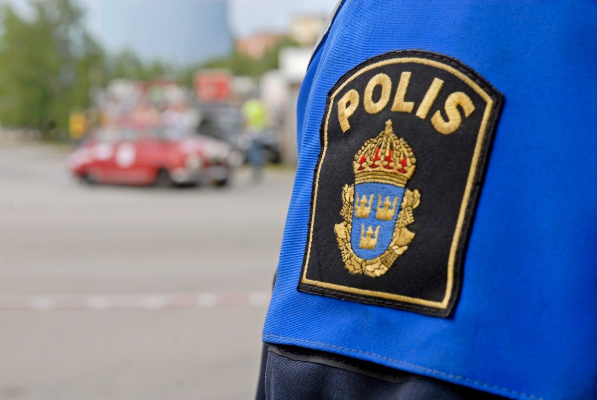 Två personer vid kassadisk